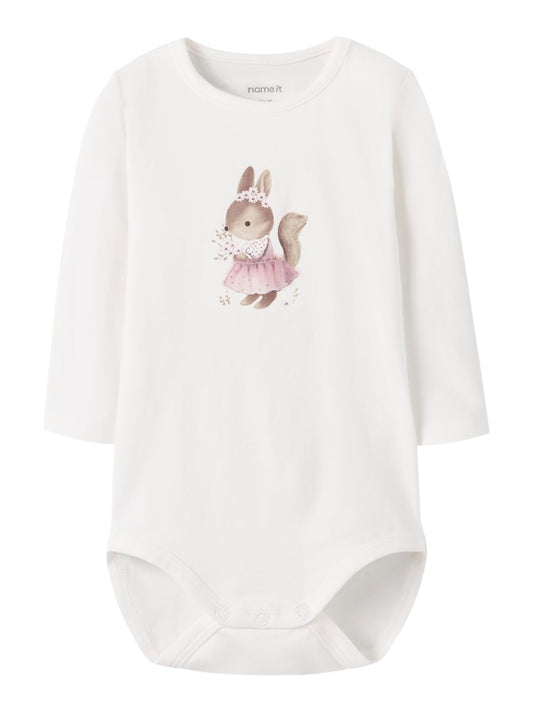 Vit gullig baby body till flicka. Ekologisk bebis body med ekorre till nyfödd flicka.
NBFSUNSHINE LS BODY BOX
13250277
