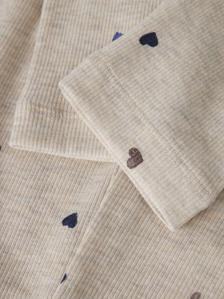 Beige barn byxa till flicka. Leggings med hjärtan i ekologisk bomull till liten flicka. 
NMFNUTTI LEGGING NOOS
13250533