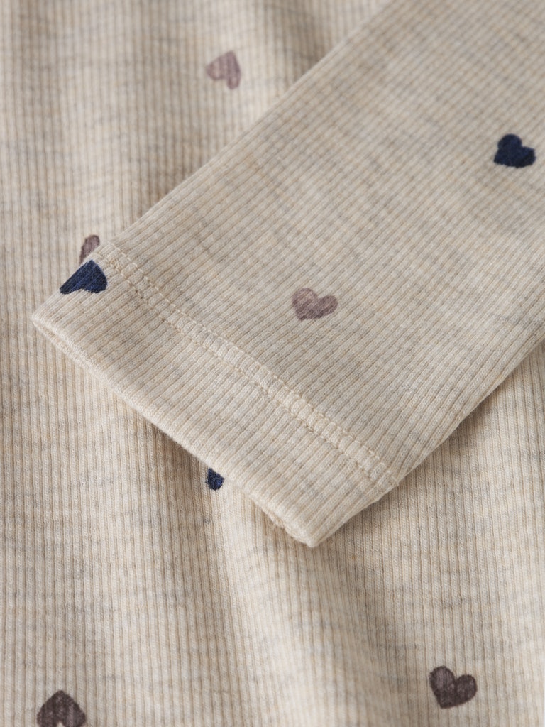 Beige tröja med hjärtan till flicka. Ekologiska barnkläder från Name it. 
NMFNUTTI LS TOP NOOS
13250534