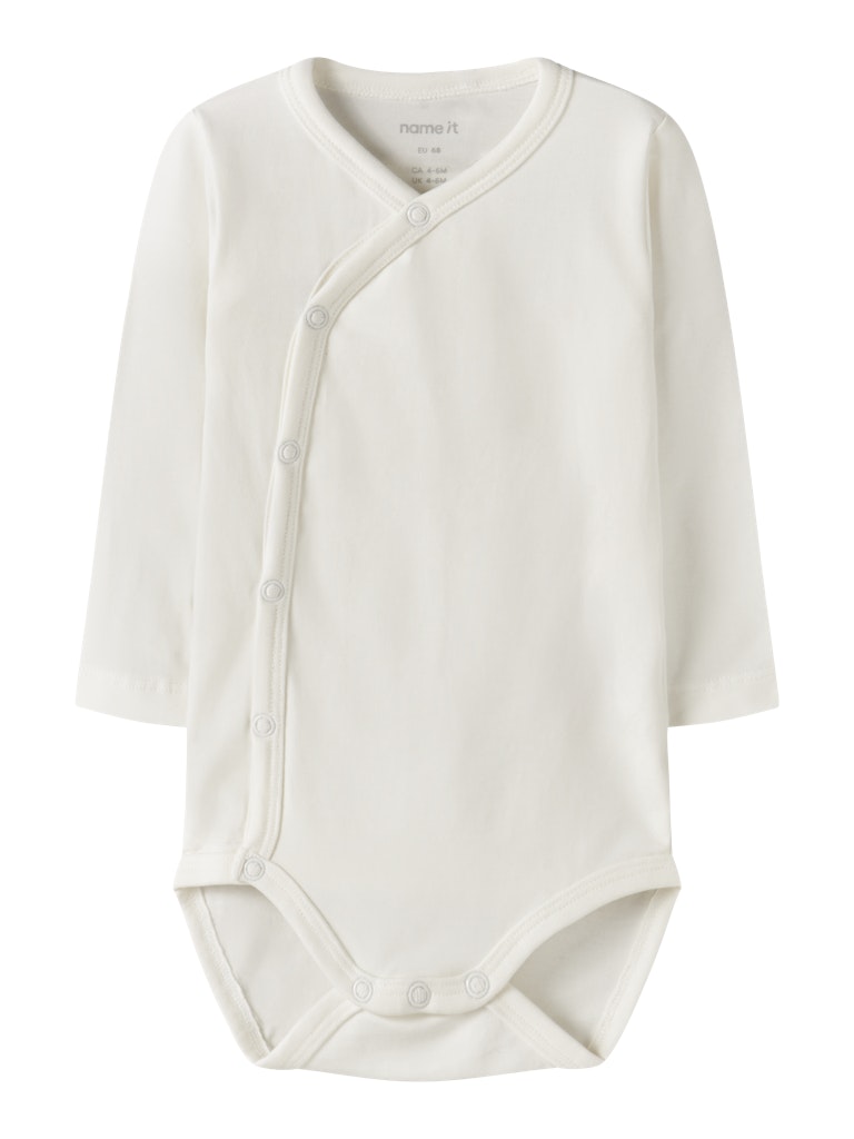 Vit baby body till pojke. Omlott body till bebis flicka, neutral unisex body till nyfödd.
NBMVROLLE LS WRAP BODY
13249095