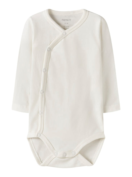 Vit baby body till pojke. Omlott body till bebis flicka, neutral unisex body till nyfödd.
NBMVROLLE LS WRAP BODY
13249095