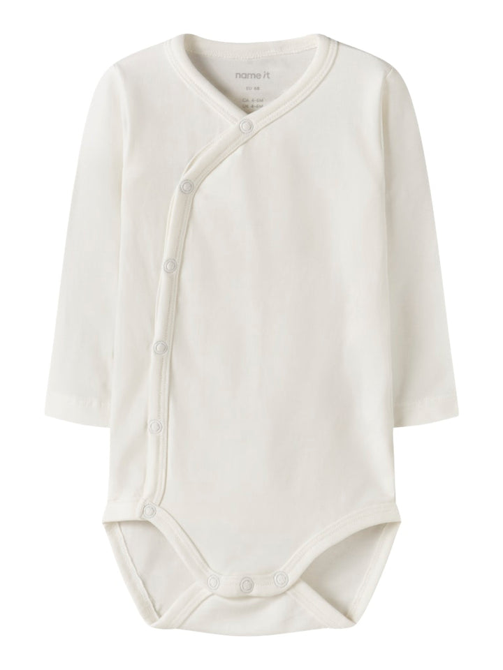 Vit baby body till pojke. Omlott body till bebis flicka, neutral unisex body till nyfödd.
NBMVROLLE LS WRAP BODY
13249095