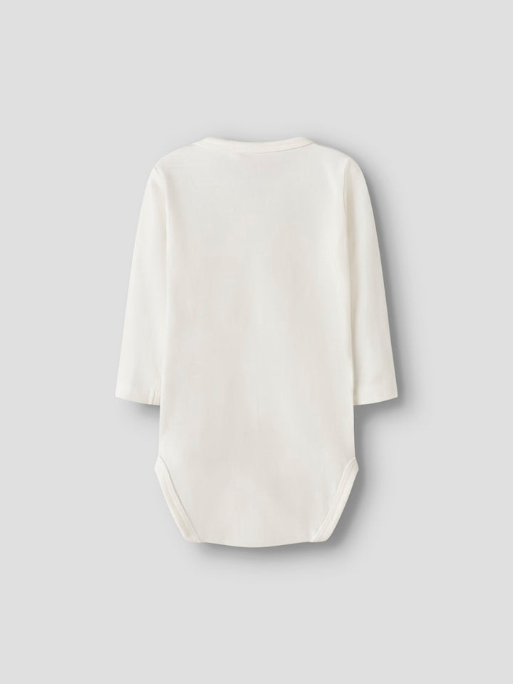 Vit baby body till pojke. Omlott body till bebis flicka, neutral unisex body till nyfödd.
NBMVROLLE LS WRAP BODY
13249095