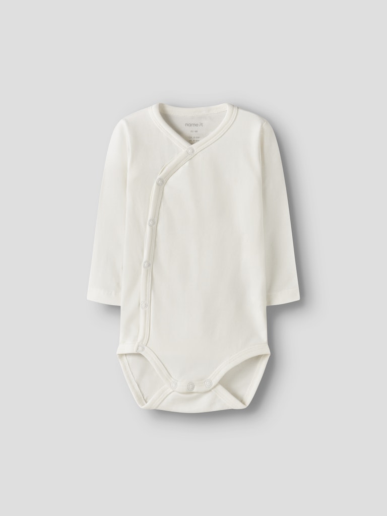 Vit baby body till pojke. Omlott body till bebis flicka, neutral unisex body till nyfödd.
NBMVROLLE LS WRAP BODY
13249095