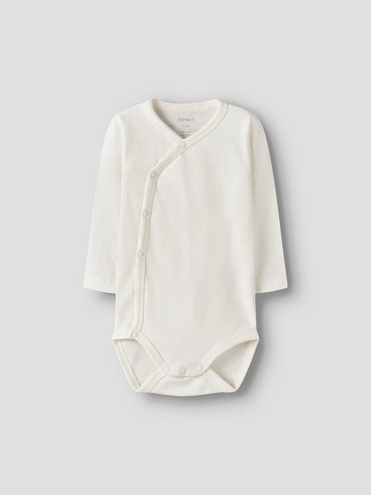 Vit baby body till pojke. Omlott body till bebis flicka, neutral unisex body till nyfödd.
NBMVROLLE LS WRAP BODY
13249095