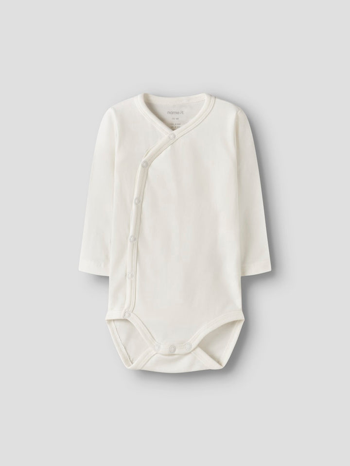 Vit baby body till pojke. Omlott body till bebis flicka, neutral unisex body till nyfödd.
NBMVROLLE LS WRAP BODY
13249095
