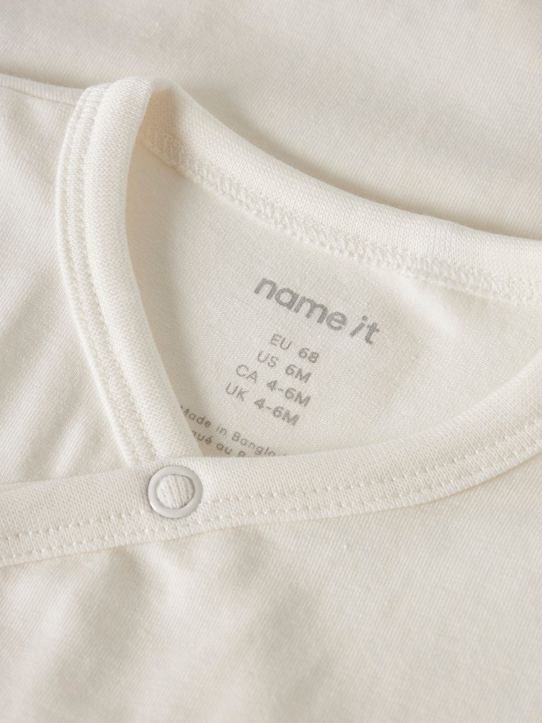 Vit baby body till pojke. Omlott body till bebis flicka, neutral unisex body till nyfödd.
NBMVROLLE LS WRAP BODY
13249095