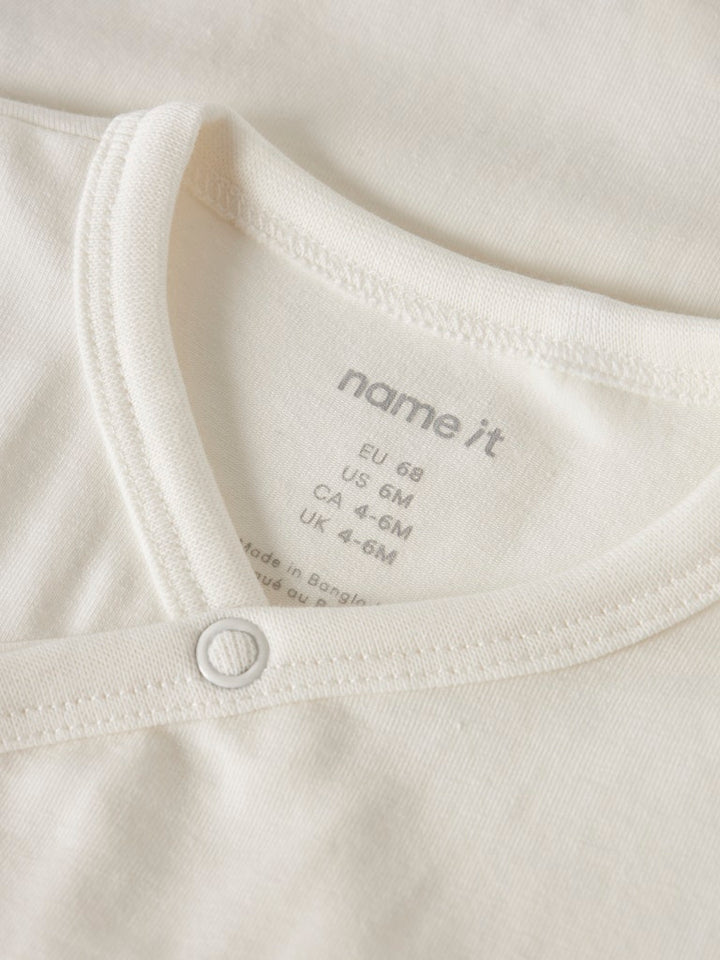 Vit baby body till pojke. Omlott body till bebis flicka, neutral unisex body till nyfödd.
NBMVROLLE LS WRAP BODY
13249095