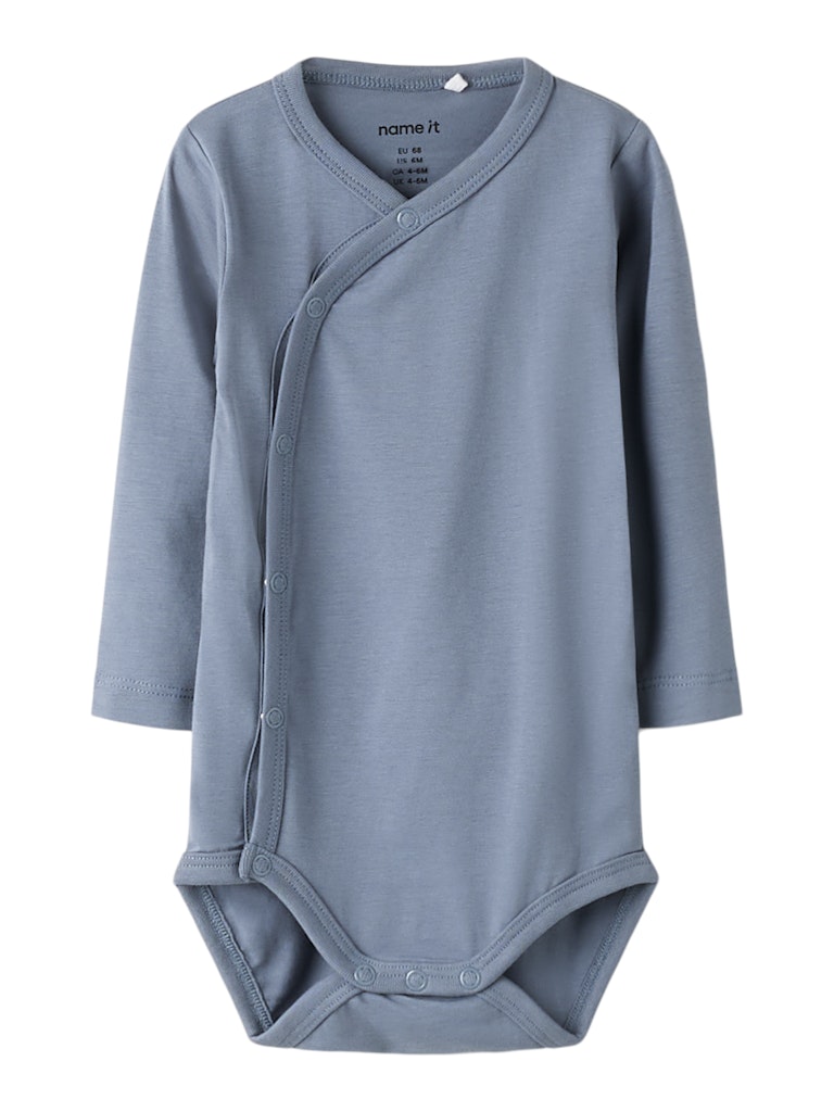 Blå omlott body till baby pojke. Bebis body i wrap modell, ekologiska bebiskläder från Nameit.
NBMVROLLE LS WRAP BODY
13249095