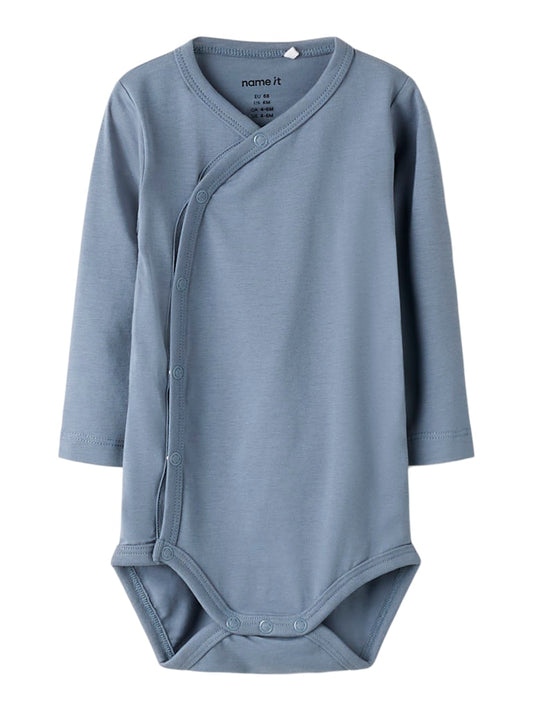 Blå omlott body till baby pojke. Bebis body i wrap modell, ekologiska bebiskläder från Nameit.
NBMVROLLE LS WRAP BODY
13249095