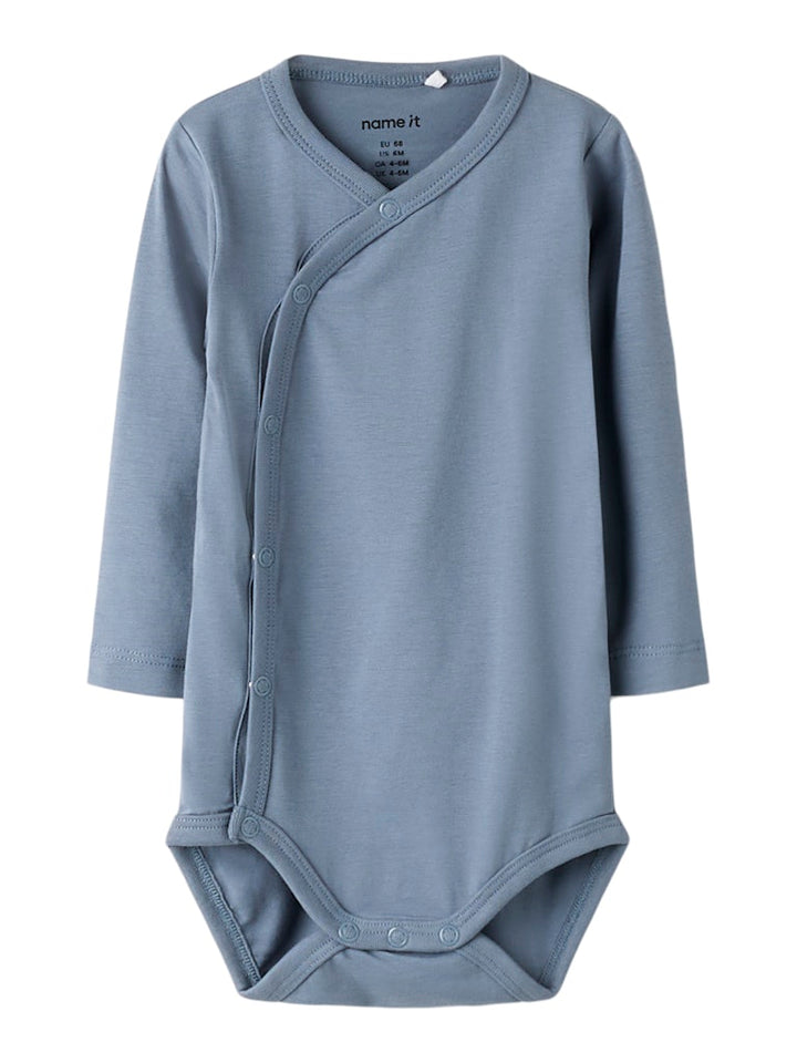 Blå omlott body till baby pojke. Bebis body i wrap modell, ekologiska bebiskläder från Nameit.
NBMVROLLE LS WRAP BODY
13249095