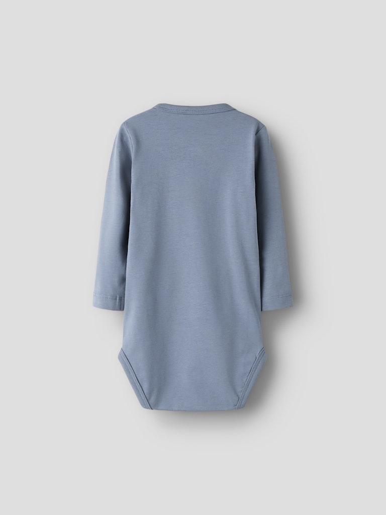Blå omlott body till baby pojke. Bebis body i wrap modell, ekologiska bebiskläder från Nameit.
NBMVROLLE LS WRAP BODY
13249095