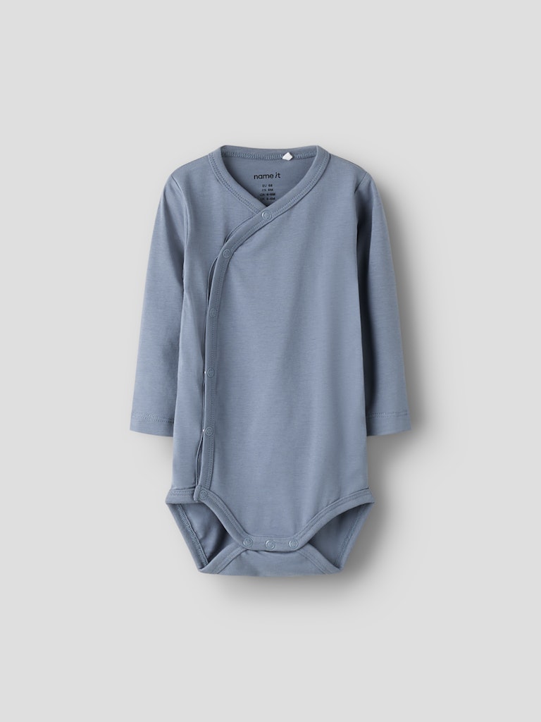 Blå omlott body till baby pojke. Bebis body i wrap modell, ekologiska bebiskläder från Nameit.
NBMVROLLE LS WRAP BODY
13249095