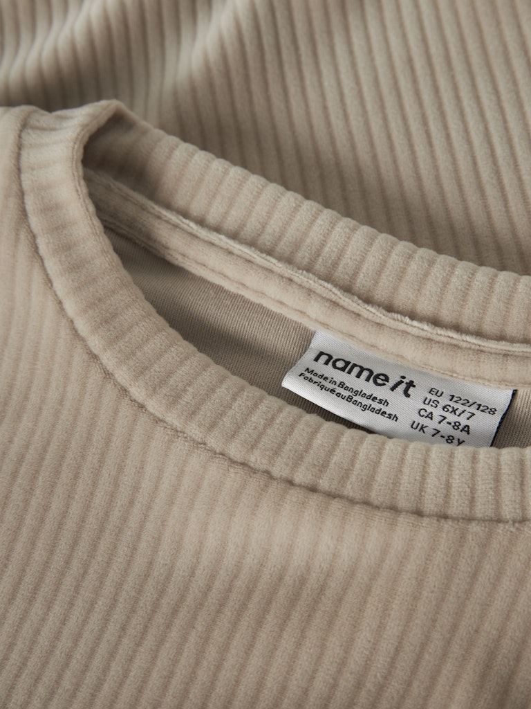 Beige velour tröja till flicka, tjej. Mjuk och skön barn tröja i ribbad snygg velour. 
NKFVELOA LS VELVET SHORT TOP
13235119