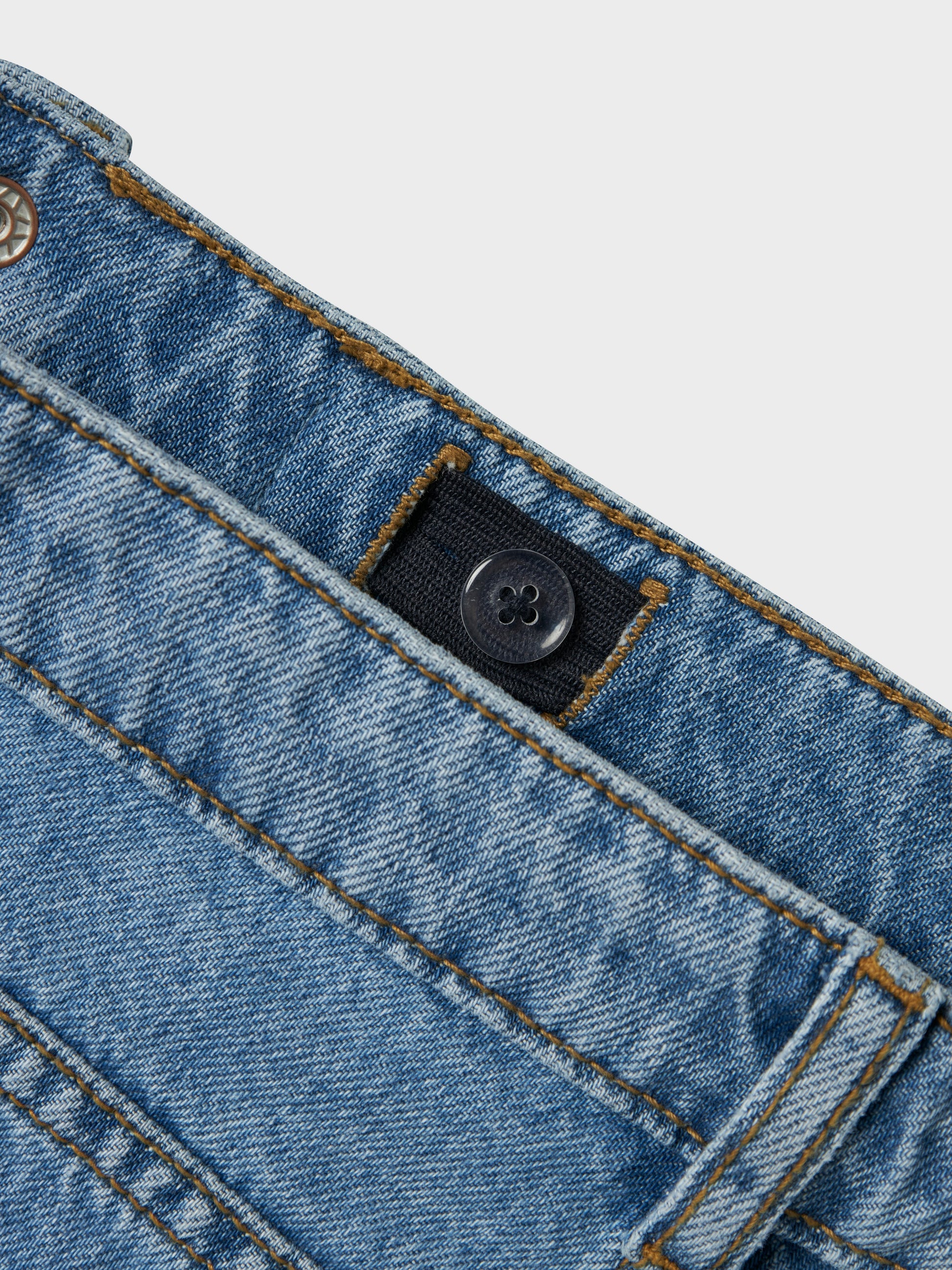 Blå tjej jeans med strass stenar som glittrar. Raka Strass byxor till flicka barn och ungdom.
NKFROSE ST RHINE JEANS 3366-BE NOOS
13218358