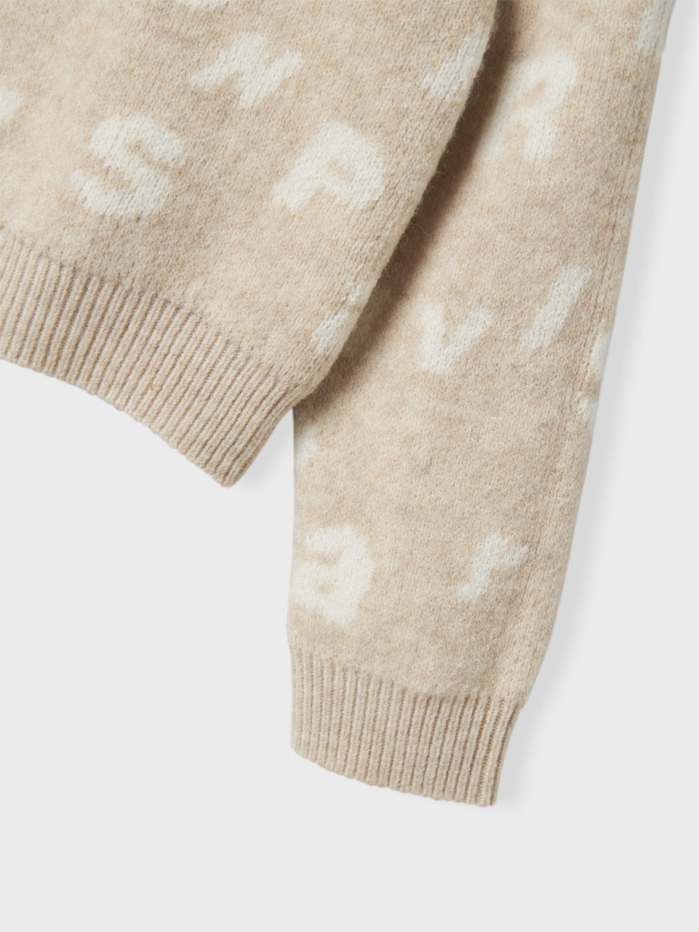 Beige tröja med vit text, stickad tröja i återvunnet material till flicka, tjej.
NKFOLINE LS KNIT BF
13247280