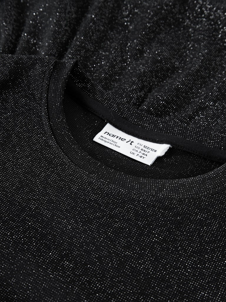 Svart topp med silver glitter i en mjuk skön tröja till tjej. Barn och ungdom flicka passar denna topp perfekt både till vardag och festligare tillfällen.
NKFROISIN LS TOP
13253927