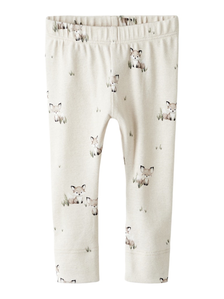 Söt baby byxa till pojke i ekologisk bomull. Gulliga leggings med små rävar från Name it. Unisex neutral bebis byxor till nyfödd.
NBMNIKU XSL LEGGING
13254453