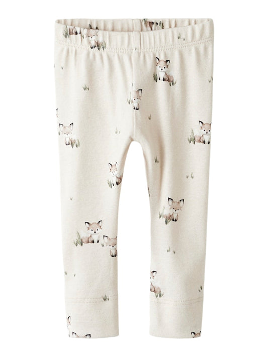 Söt baby byxa till pojke i ekologisk bomull. Gulliga leggings med små rävar från Name it. Unisex neutral bebis byxor till nyfödd.
NBMNIKU XSL LEGGING
13254453