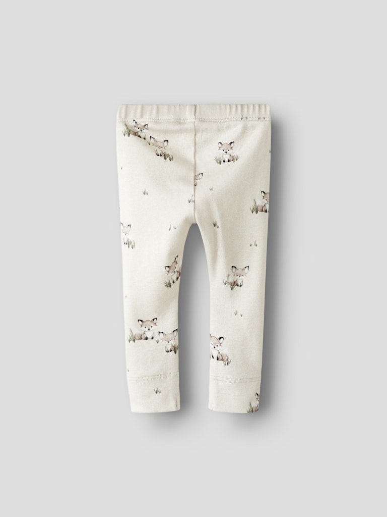 Söt baby byxa till pojke i ekologisk bomull. Gulliga leggings med små rävar från Name it. Unisex neutral bebis byxor till nyfödd.
NBMNIKU XSL LEGGING
13254453