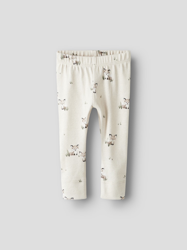 Söt baby byxa till pojke i ekologisk bomull. Gulliga leggings med små rävar från Name it. Unisex neutral bebis byxor till nyfödd.
NBMNIKU XSL LEGGING
13254453