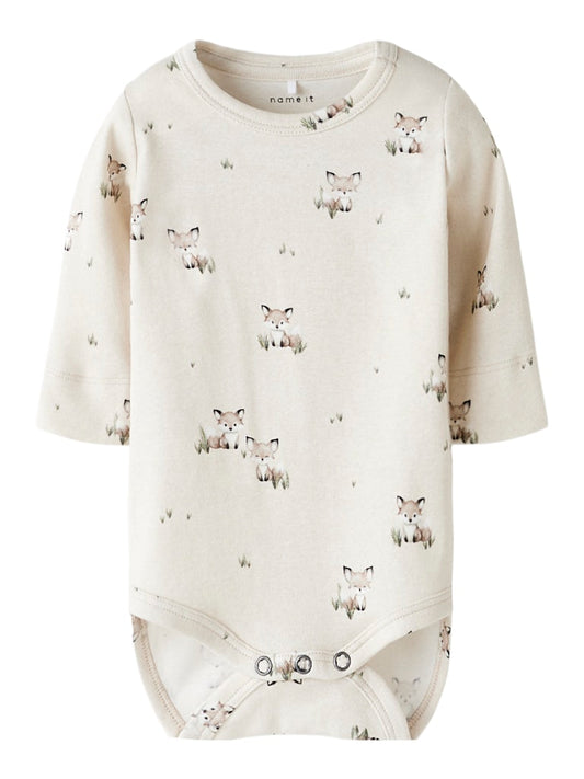 Gullig baby body med små rävar på till pojke. Ekologiska bebis kläder till din nyfödda.
NBMNIKU LS XSL BODY
13254451