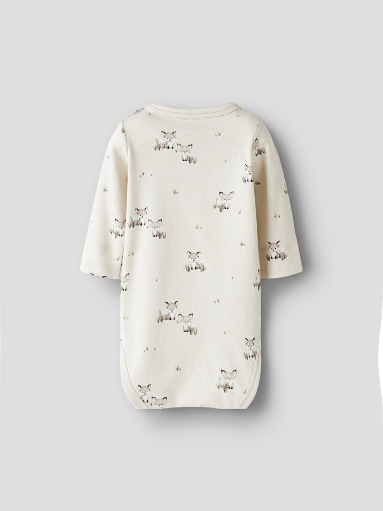 Gullig baby body med små rävar på till pojke. Ekologiska bebis kläder till din nyfödda.
NBMNIKU LS XSL BODY
13254451