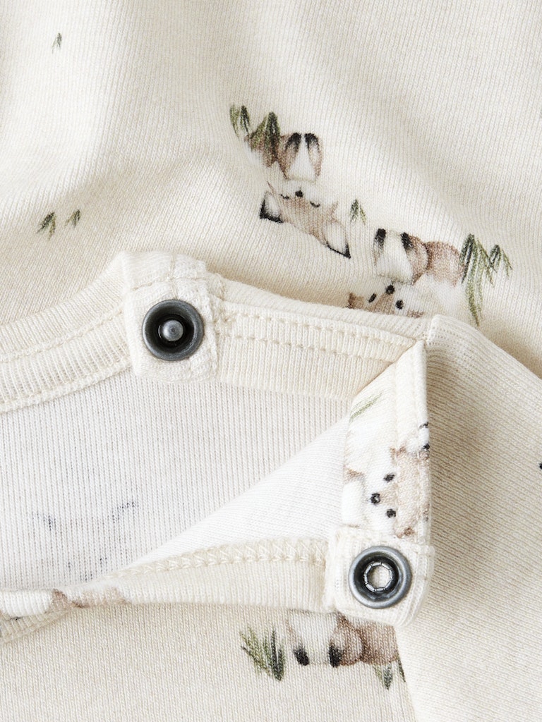 Gullig baby body med små rävar på till pojke. Ekologiska bebis kläder till din nyfödda.
NBMNIKU LS XSL BODY
13254451