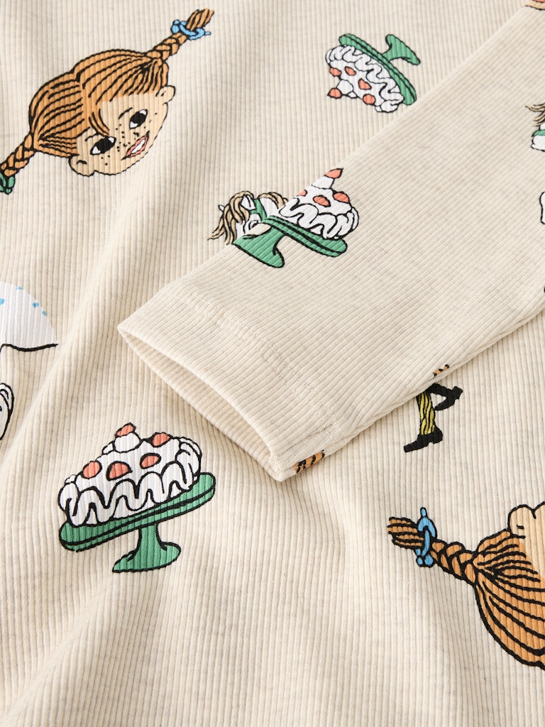 Beige Pippi tröja till flicka och pojke. Rolig lekfull långärmad t-shirt med Pippi Långstrump och Lilla Gubben. Söt tröja från Name it.
NMFSOCA PIPPI LS TOP SKY
13254863