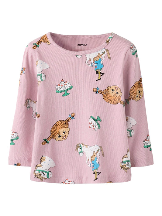 Rosa Pippi Långstrump tröja med print av Pippi och Lilla Gubben. Ribbad långärmad topp till flicka.
NMFSOCA PIPPI LS TOP LNOOS SKY
13254863