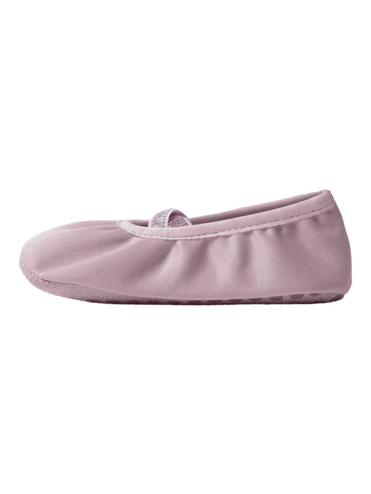 Rosa ballerina skor till flicka. Gymnastik sko med resårband och halkpluttar under. Går att ha istället för halkstrumpor på förskolan och under lek och bamsegympa.
NMFBALANCE GYM SHOE NOOS
13254824