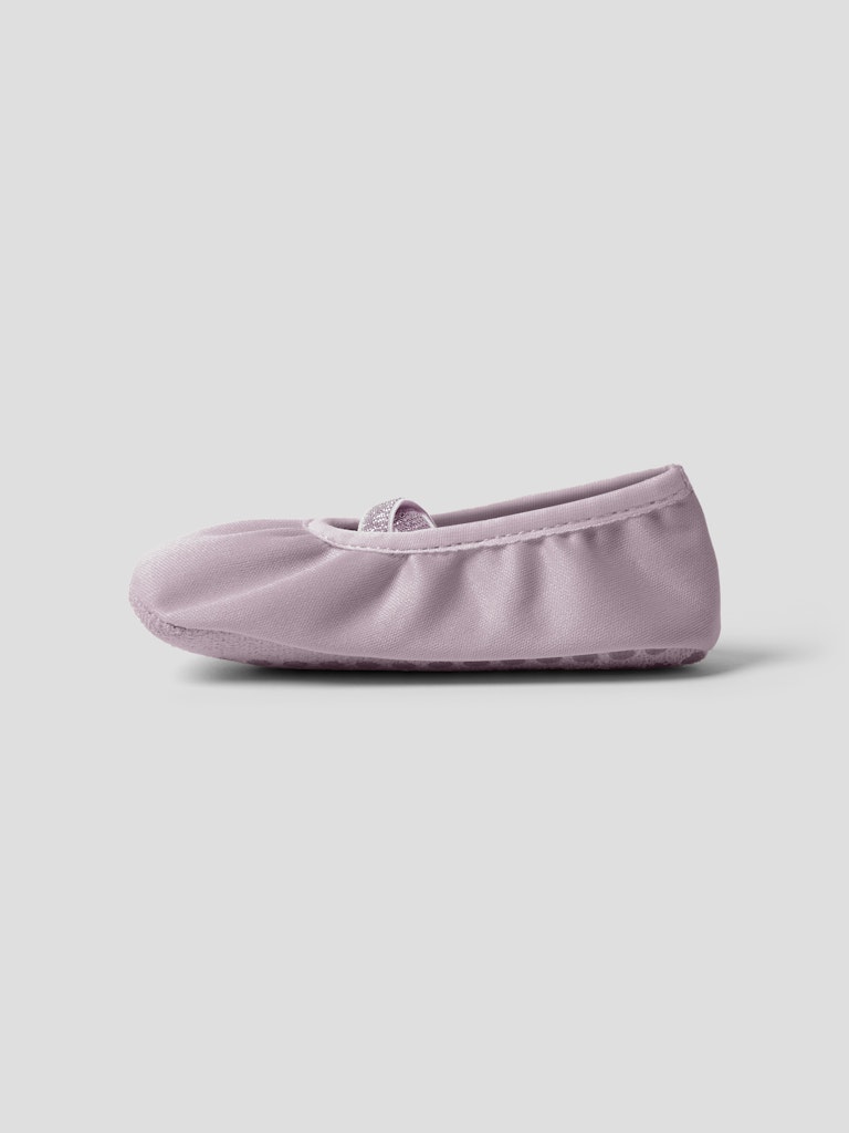 Rosa ballerina skor till flicka. Gymnastik sko med resårband och halkpluttar under. Går att ha istället för halkstrumpor på förskolan och under lek och bamsegympa.
NMFBALANCE GYM SHOE NOOS
13254824