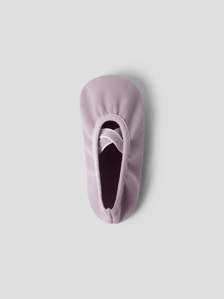 Rosa ballerina skor till flicka. Gymnastik sko med resårband och halkpluttar under. Går att ha istället för halkstrumpor på förskolan och under lek och bamsegympa.
NMFBALANCE GYM SHOE NOOS
13254824