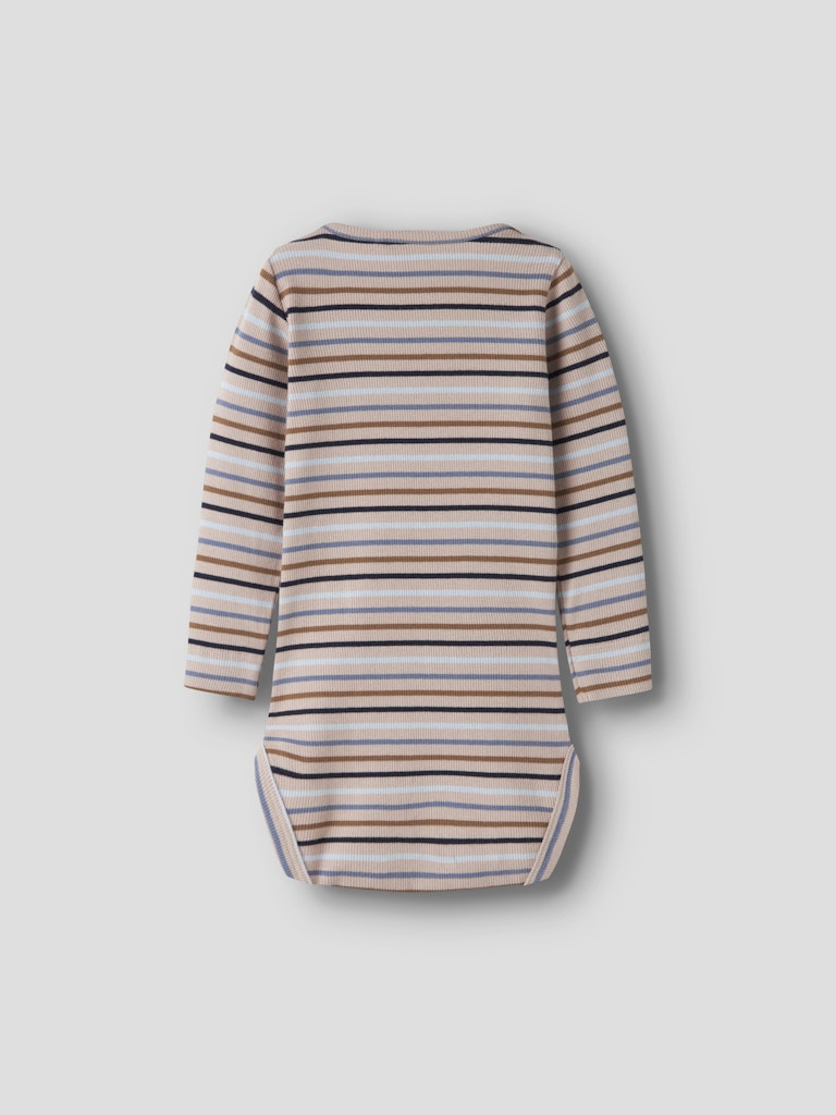 Randig baby body till pojke. Ribbad bebis body i ekologisk bomull till nyfödd. Beige body med blå ränder från Name it.
NBMSERRO LS BODY
13255209