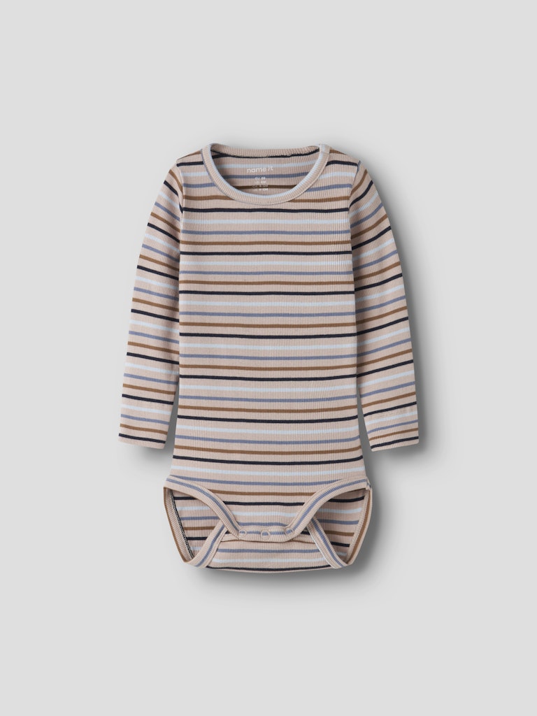 Randig baby body till pojke. Ribbad bebis body i ekologisk bomull till nyfödd. Beige body med blå ränder från Name it.
NBMSERRO LS BODY
13255209