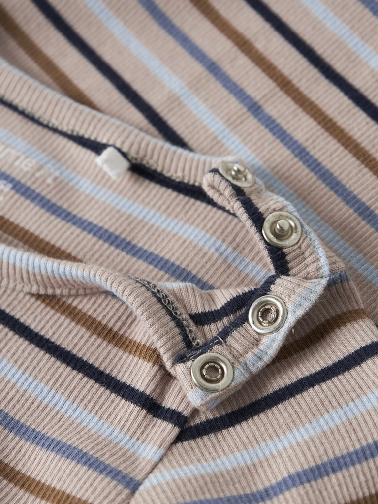 Randig baby body till pojke. Ribbad bebis body i ekologisk bomull till nyfödd. Beige body med blå ränder från Name it.
NBMSERRO LS BODY
13255209