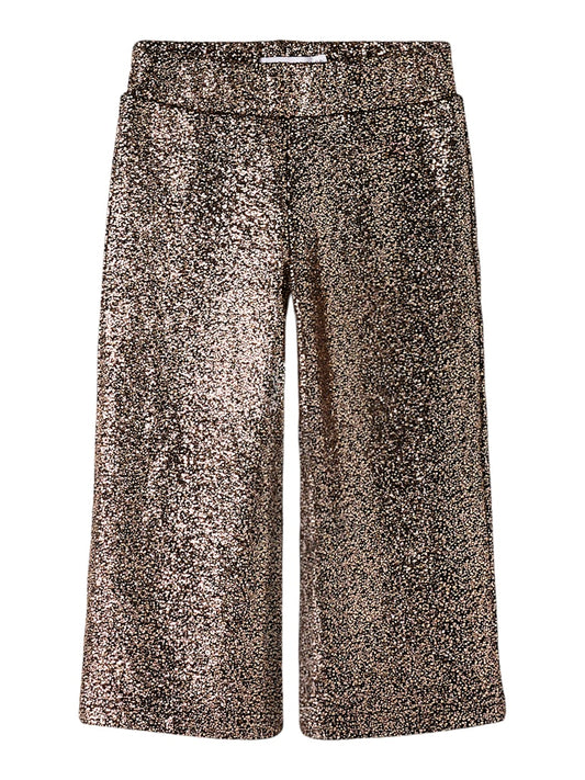 Svart guld glittrande vid byxa till flicka. Mjuk, skön festliga byxor från Name it.
NMFDITSA WIDE PANT
13256134