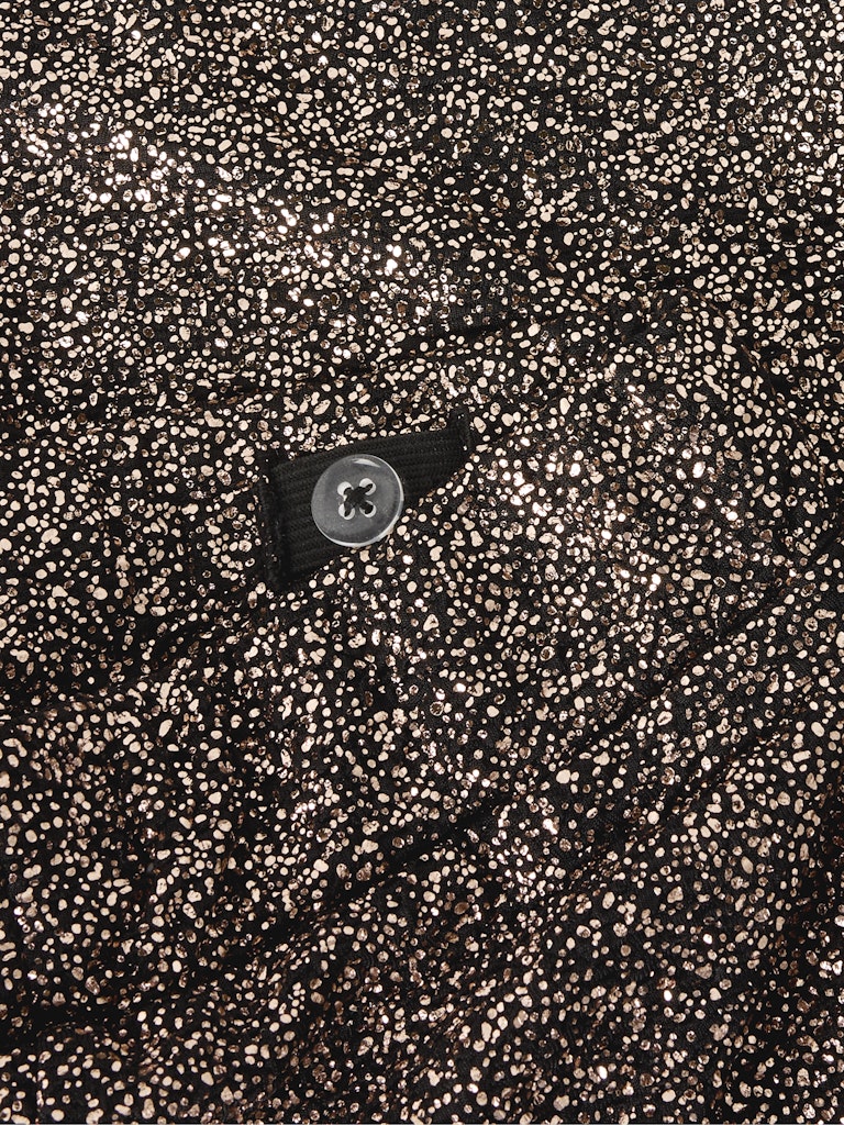 Svart guld glittrande vid byxa till flicka. Mjuk, skön festliga byxor från Name it.
NMFDITSA WIDE PANT
13256134