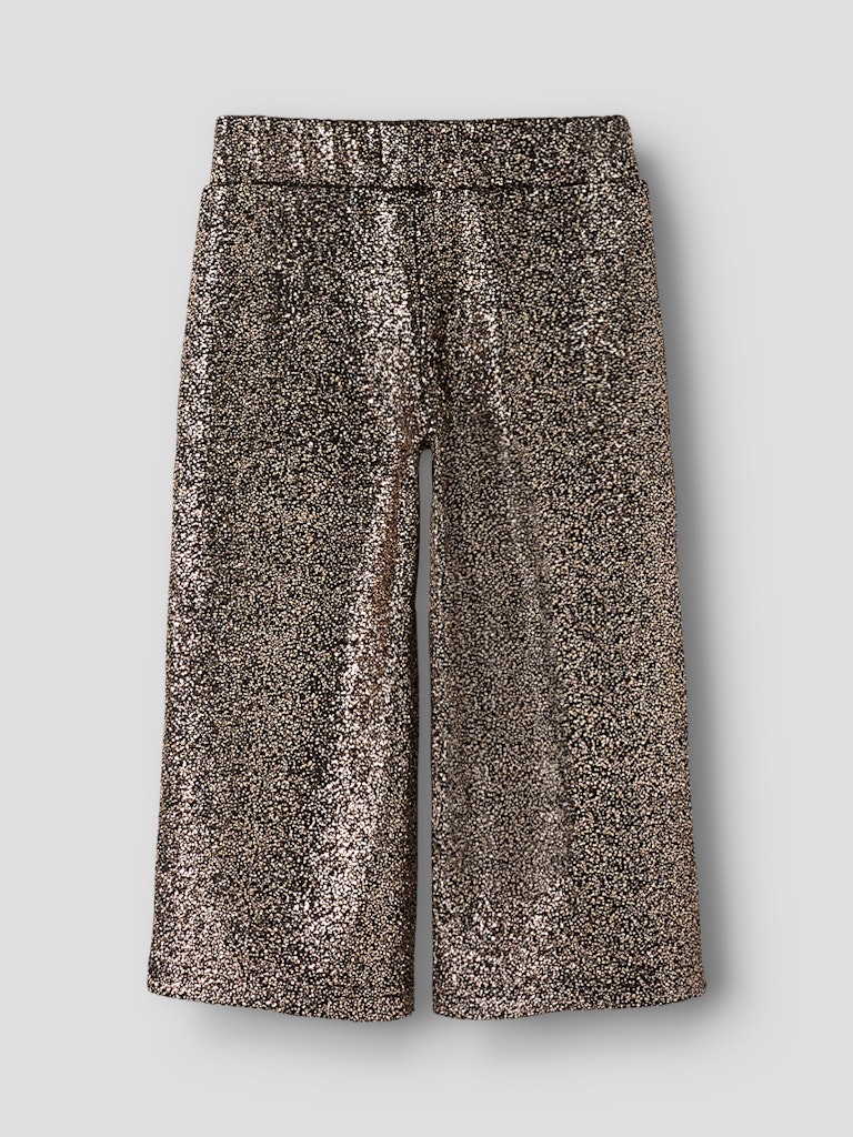 Svart guld glittrande vid byxa till flicka. Mjuk, skön festliga byxor från Name it.
NMFDITSA WIDE PANT
13256134