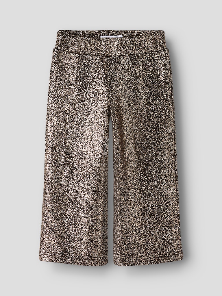 Svart guld glittrande vid byxa till flicka. Mjuk, skön festliga byxor från Name it.
NMFDITSA WIDE PANT
13256134