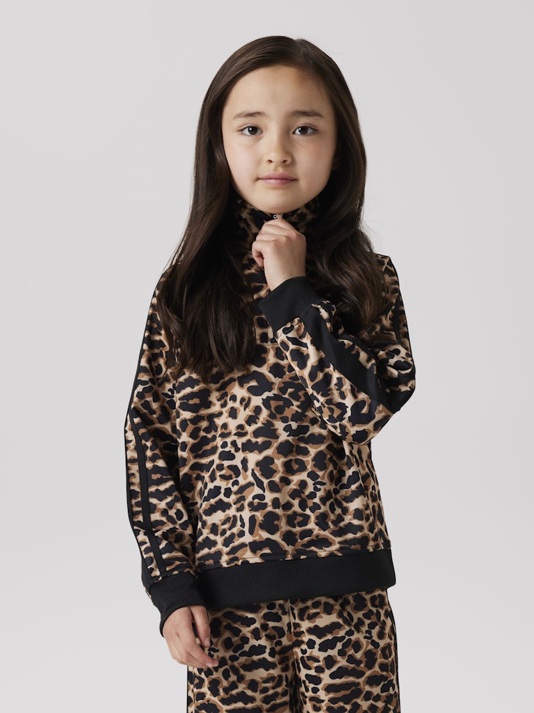 Snygg leopard mönstrad zip tröja med dragkedja i halsen till flicka. Tjej tröja i svart, beige och brunt från Name it.
NKFRONJA LS NREG TOP
13256147