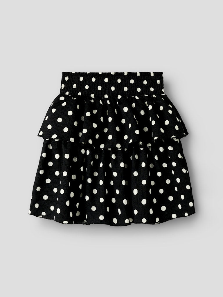 Svart volang kjol med vita prickar. Festlig fin kjol till flicka, tjej från Name it Barnkläder.
NKFSALLIE SKIRT
13259455