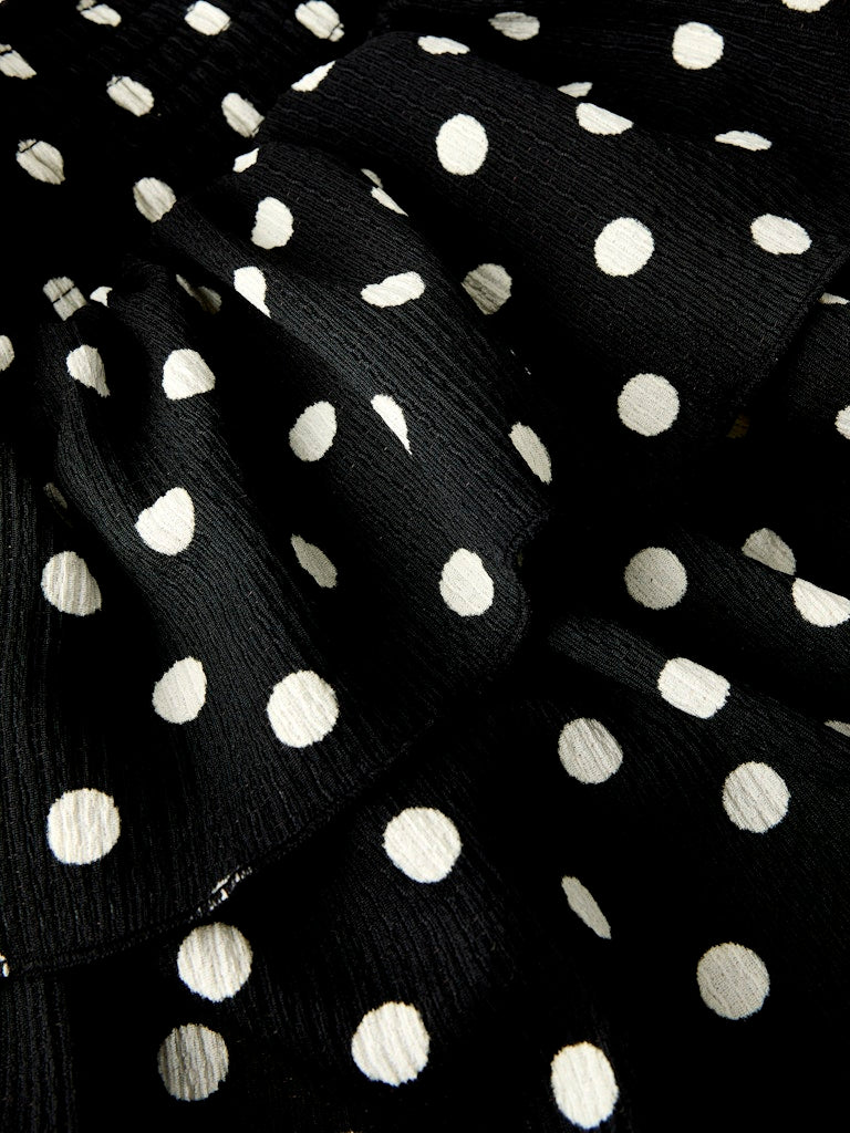 Svart volang kjol med vita prickar. Festlig fin kjol till flicka, tjej från Name it Barnkläder.
NKFSALLIE SKIRT
13259455