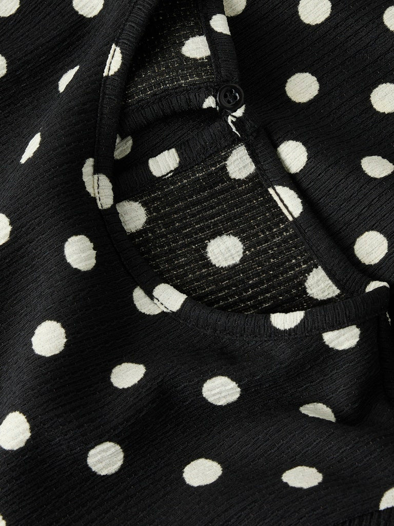 Svart långärmad topp till flicka. Vit prickig tröja till tjej från Name it.
NKFSALLIE LS TOP
13259468