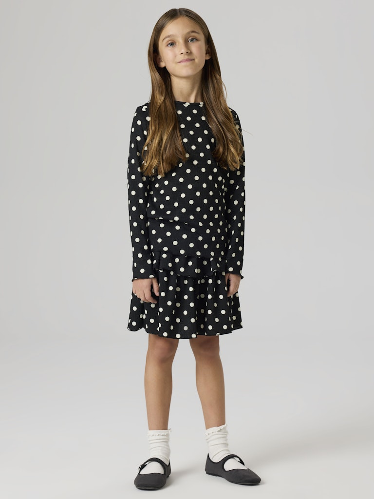 Svart volang kjol med vita prickar. Festlig fin kjol till flicka, tjej från Name it Barnkläder.
NKFSALLIE SKIRT
13259455