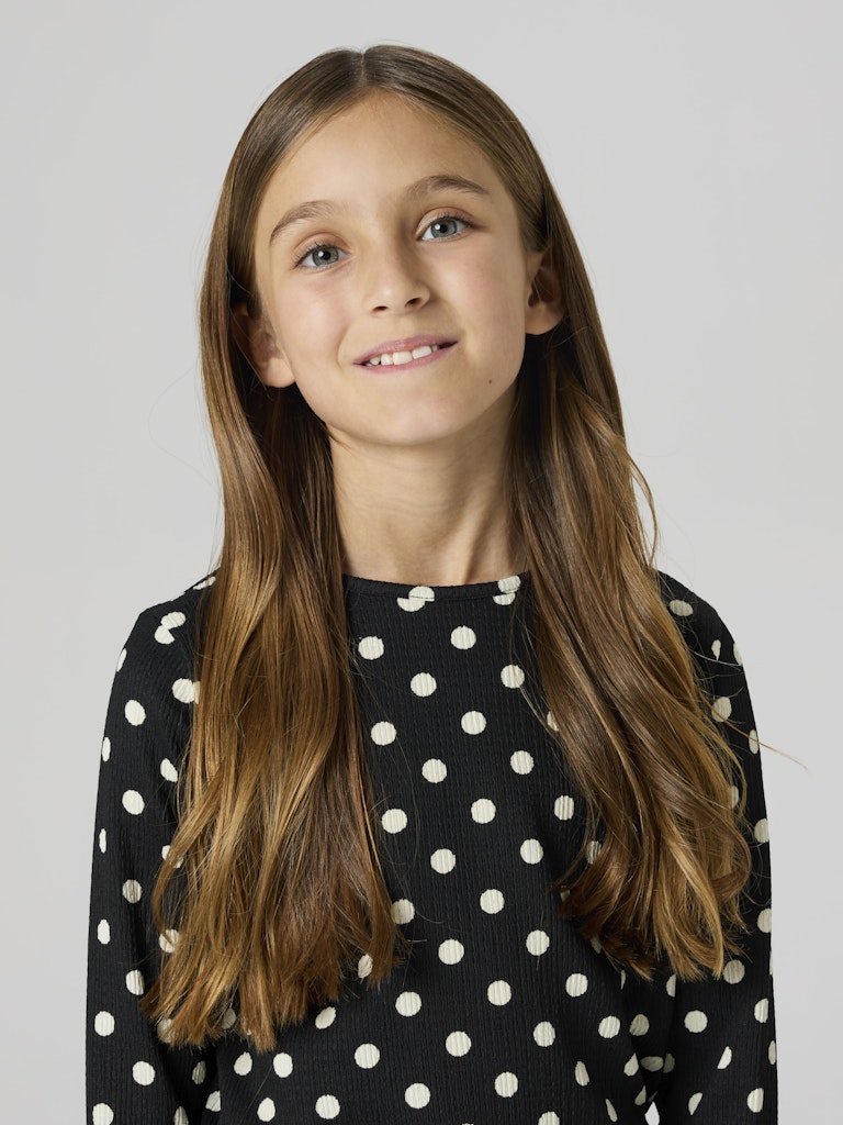 Svart långärmad topp till flicka. Vit prickig tröja till tjej från Name it.
NKFSALLIE LS TOP
13259468