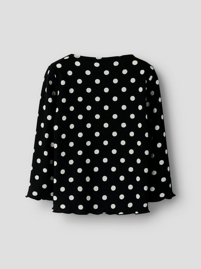 Svart söt topp med vita prickar. Prickmönstrad tröja, blus för festliga tillfällen till flicka. Barnkläder från Name it,
NMFSALLIE LS TOP
13259474