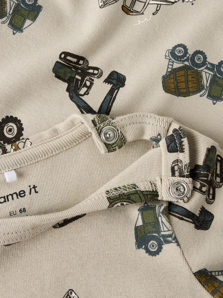 Beige baby body till pojke. Bebis bodysuit med traktorer och grävare i ekologisk bomull.
NBMBASIL LS XSL BODY
13259603