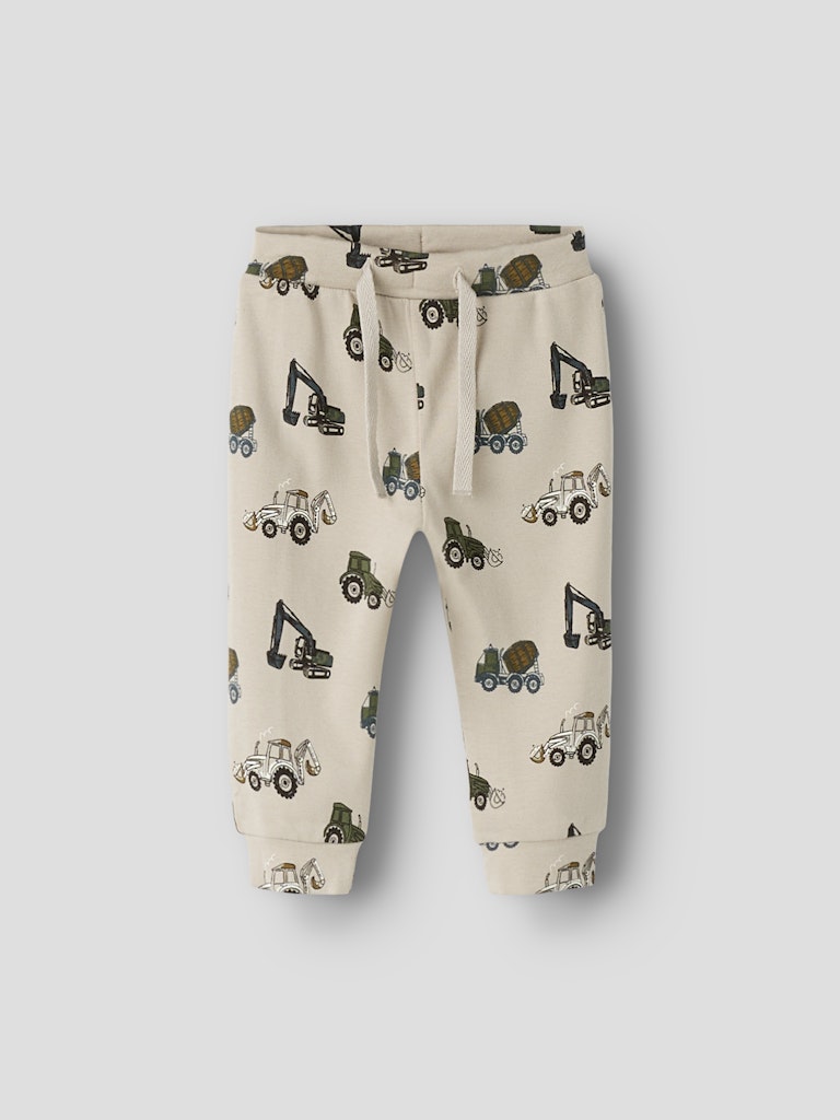 Beige baby byxa till nyfödd pojke mönstrad med traktorer och maskiner. Bebis byxor till pojke från Name it ekologiska babykläder.
NBMBASIL PANT
13259602
