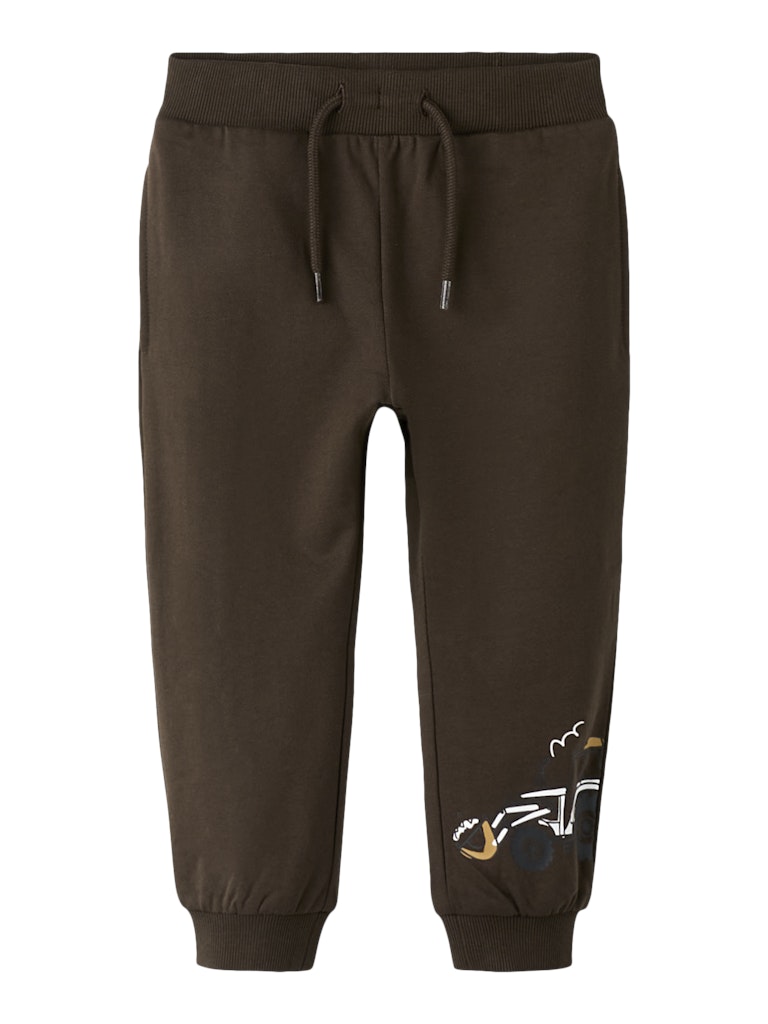 Brun mjukis byxa till pojke. Joggers med traktor motiv på mys byxa i ekologisk bomull från Name it.
NMMBASIL PANT SWE BRU
13259576